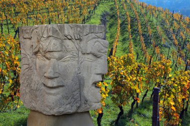 Bacchus ve Medusa, üzüm bağı çalışmalarına kumtaşı 