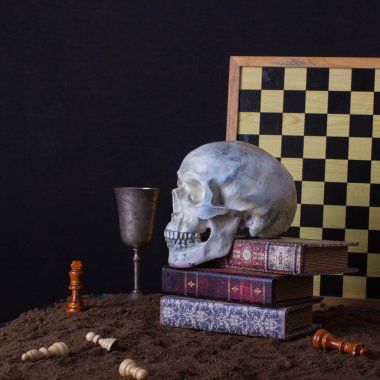 Cadılar Bayramı natürmort kafatası, kitap ve şarap kadehi ile