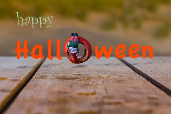 Halloween, Gnomo pende a testa in giù su una zucca — Foto Stock