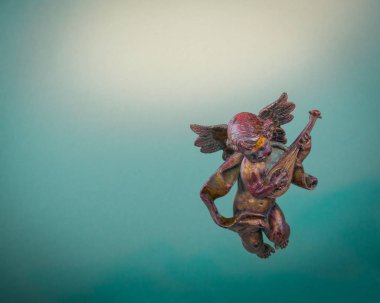 Cennette bir UD ile sevimli uçan melek