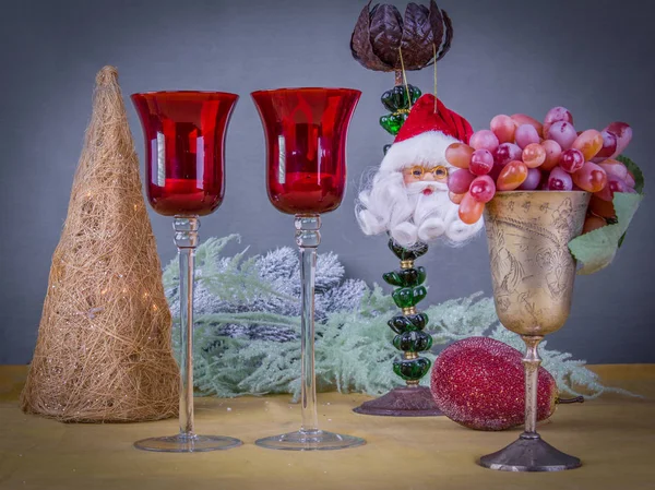 Noel Baba, şamdanlar, meyve ve Noel ağacı Noel masa dekorasyon