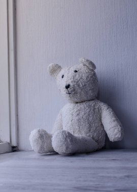 Eski moda oyuncak ayı oturma rahat ev beyaz