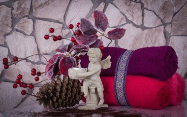 Havlu ve melek Noel Spa kompozisyonu 