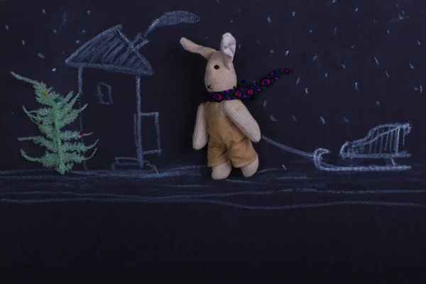 Desenho de Natal com giz sobre um fundo preto com um coelho — Fotografia de Stock
