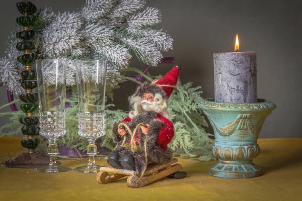 Kerstdecoratie op de tafel met de kerstman op een slee — Stockfoto