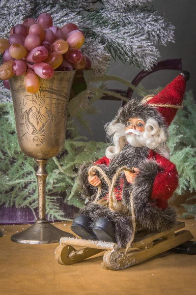 Close-up Kerstdecoratie kerstman op de sladge — Stockfoto