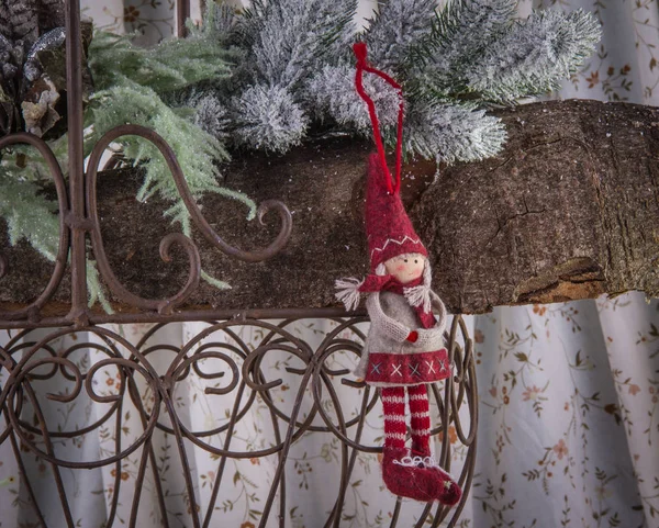 Decoração de árvore de Natal pequena boneca no inverno provincial vermelho c — Fotografia de Stock