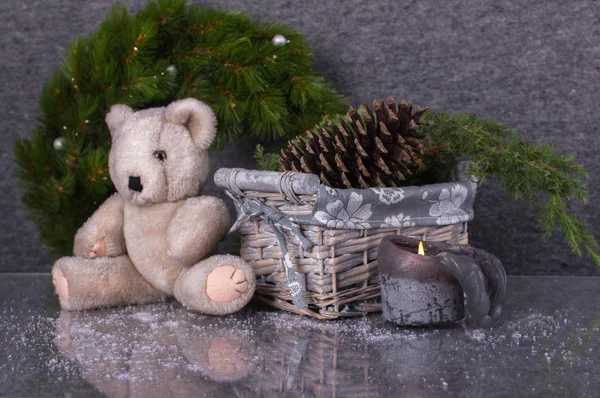 Composição de Natal com ursinho de pelúcia no fundo de lã cinza — Fotografia de Stock