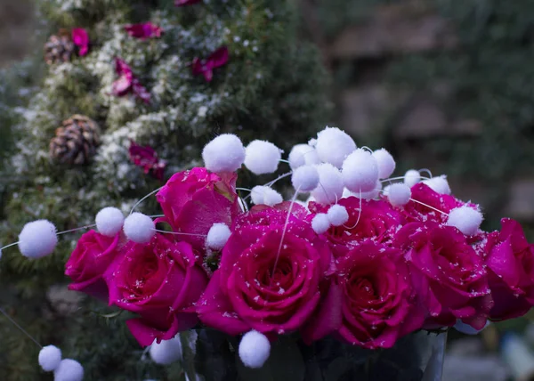Beau bouquet de souffle magenta charmantes roses avec décorati — Photo