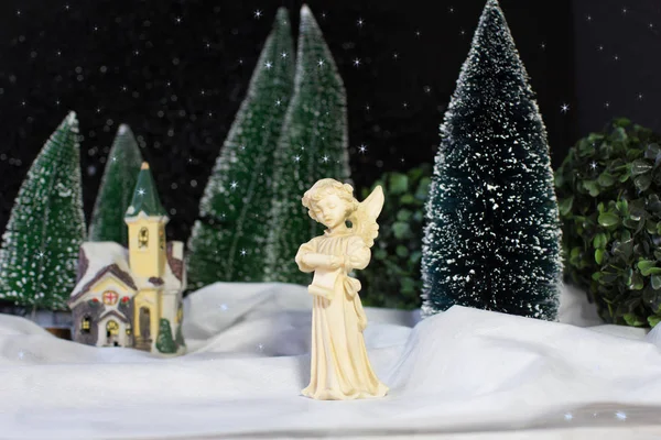 Kerst decoratieve scène Angel zingt een kerstlied. — Stockfoto