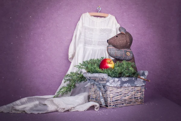 Weihnachtsdekoration mit Spielzeugbär, antikem Kleid und — Stockfoto