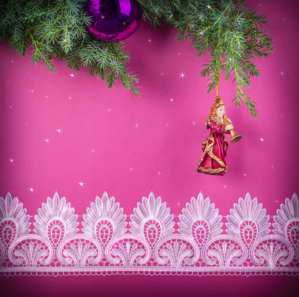 Weihnachten dekorativen rosa Hintergrund mit Spitze und Statue eines — Stockfoto