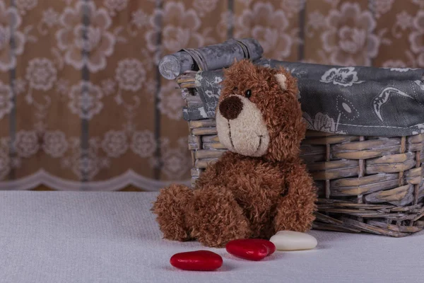 Мишка Тедди сидит со сладостями и ждет свою возлюбленную. . — стоковое фото