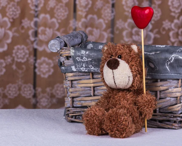 Valentine day concept. Teddy bear is sitting with a heart. — Stock Photo, Image