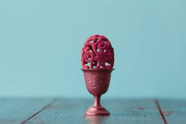 Güzel Paskalya dekoratif yumurta bir bronz yumurta Kupası