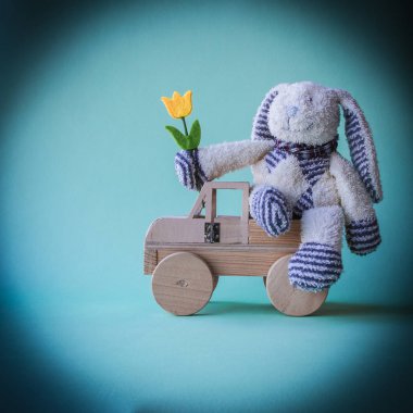 Ahşap araba Sarı Lale ile neşeli tavşan.