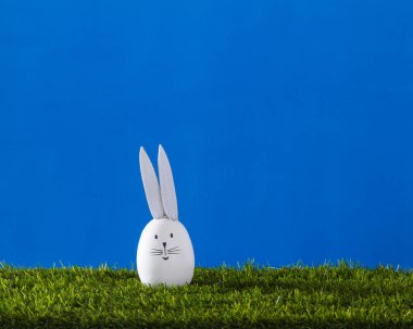 Paskalya yumurta formunun seeriful tavşan ile kompozisyon.
