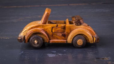 İki taze yumurta desenli güzel bir mavi kapta.