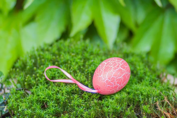 Uovo rosa pasquale con texture di craquelure — Foto Stock
