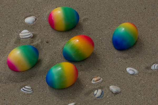 Concetto pasquale, cinque uova colorate sulla spiaggia  . — Foto Stock