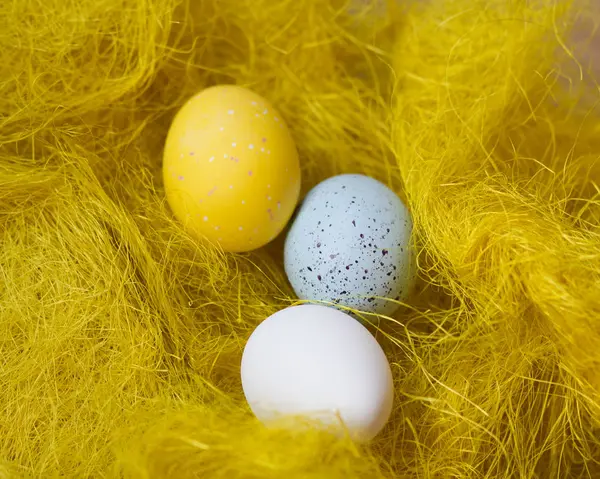 Pasqua, uova di colore festivo sullo sfondo giallo brillante — Foto Stock