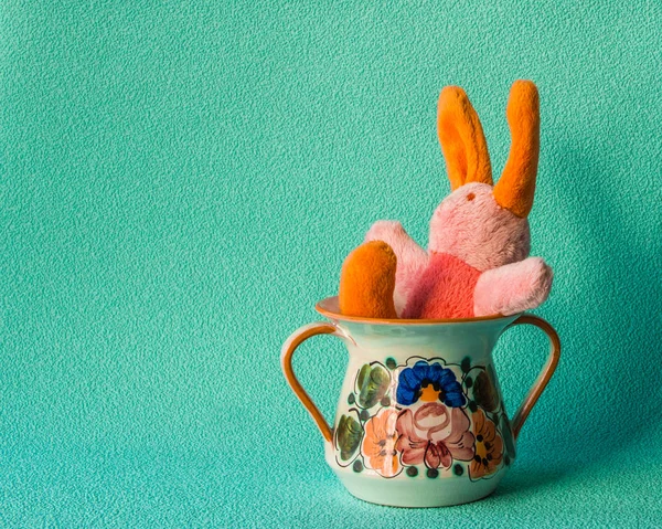 Felice Teddy Bunny seduto sulla tazza di crema . — Foto Stock