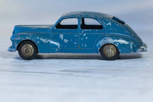 Metalen model van retro auto, voor de collectie en spelen speelgoed. — Stockfoto