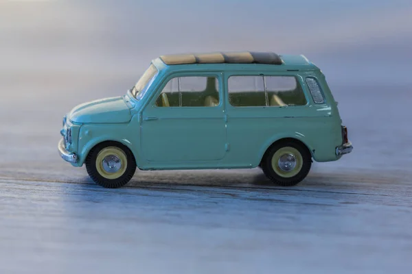 Metalen model van mini auto, oude speelgoed close-up. — Stockfoto