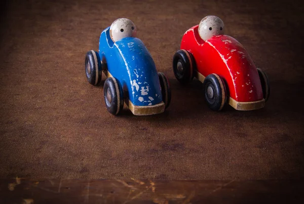 Dois ovos frescos em uma bela tigela azul com padrão . — Fotografia de Stock