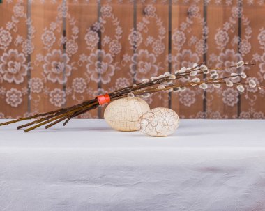 İki Paskalya yumurtaları ve Söğüt dalları demet dokulu 
