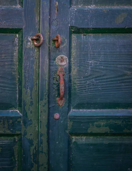 Vechi verde vopsit ușă din lemn cu mâner ruginit de fier . — Fotografie, imagine de stoc