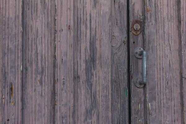 Ușă veche în Insula La Palma în liliac cu mâner de fier  . — Fotografie, imagine de stoc