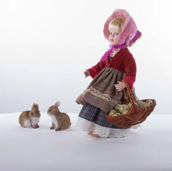 Прогулка с куклой в праздничной одежде и двумя кроликами — стоковое фото