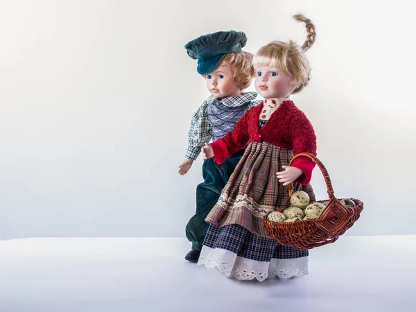 Promenade de poupées de couple avec panier plein d'œufs . — Photo