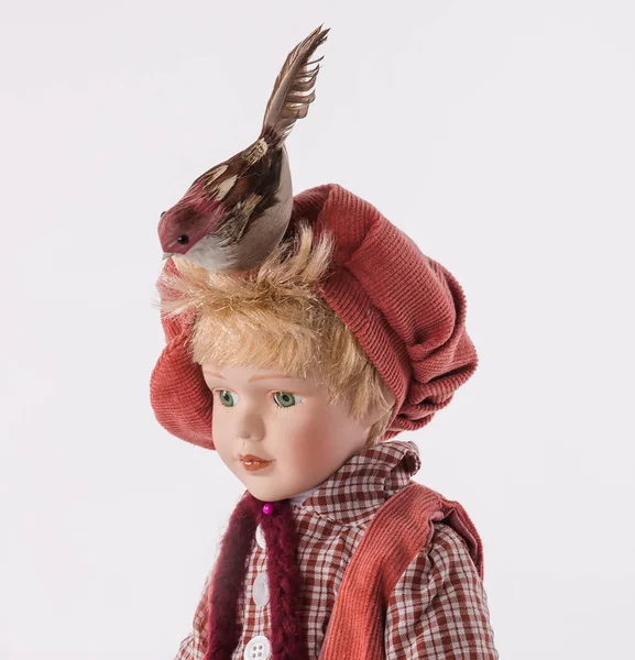 Escena de Pascua con un niño pequeño muñeca y pájaro —  Fotos de Stock