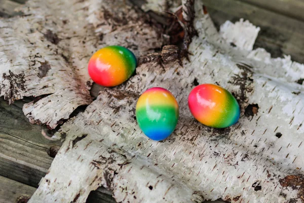 Huevos de Pascua en el fondo de corteza de abedul . — Foto de Stock