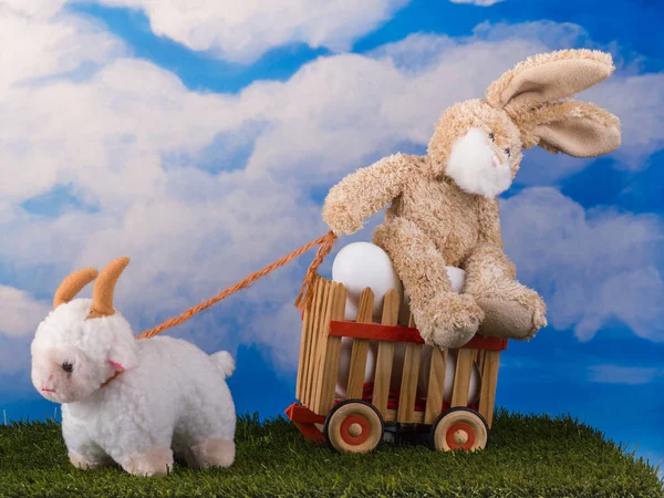 Cena de Páscoa com coelho, cordeiro e carrinho de ovos — Fotografia de Stock