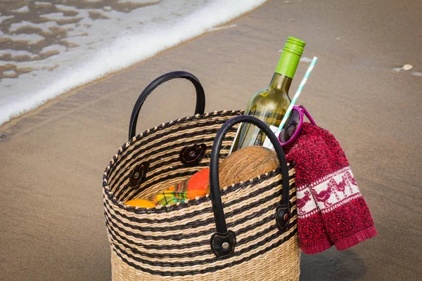 Picnic basket at the beach — Stock Photo, Image