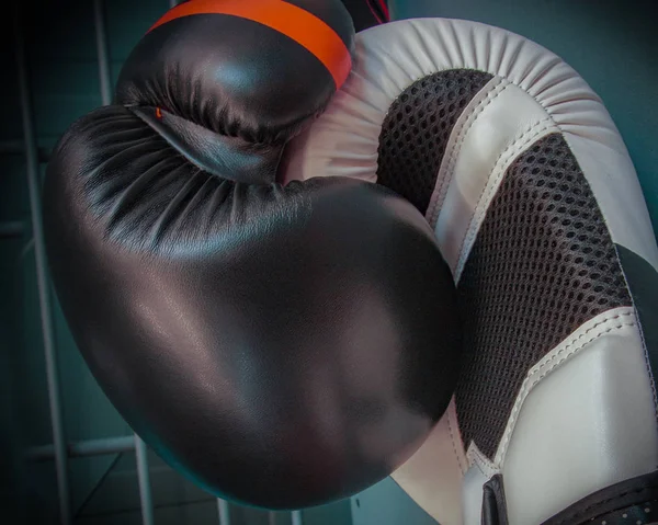 Dos guantes de boxeo en la prensa — Foto de Stock