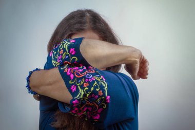 Umutsuz kadın elleriyle yüzünü kapatmak.