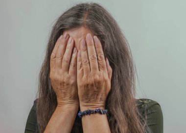 Kadın bir hayal kırıklığına uğramış durumda. Kadın taciz kavramı.