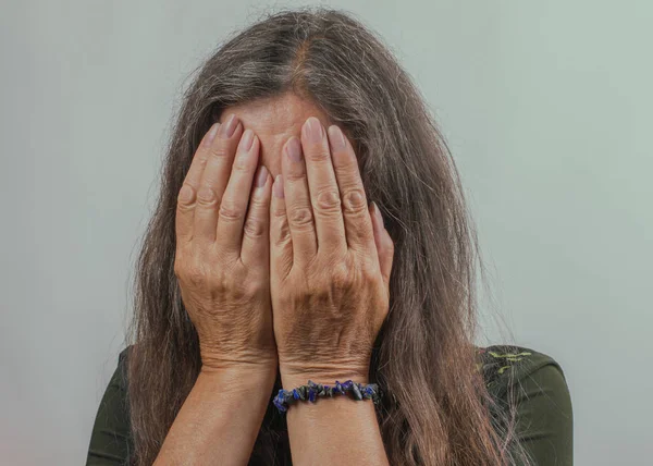 Kadın bir hayal kırıklığına uğramış durumda. Kadın taciz kavramı.