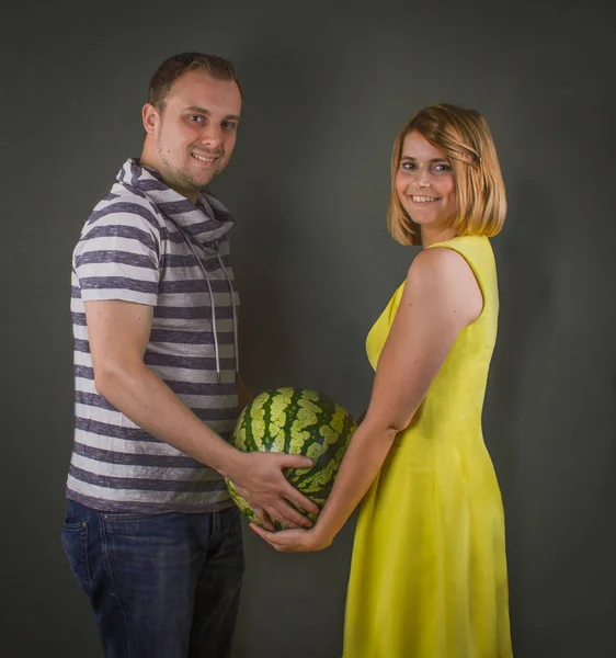Młoda para z świeżych dojrzałych wielki arbuz — Zdjęcie stockowe
