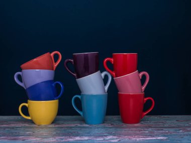 Üç fincan kahve farklı renkteki yığınları.