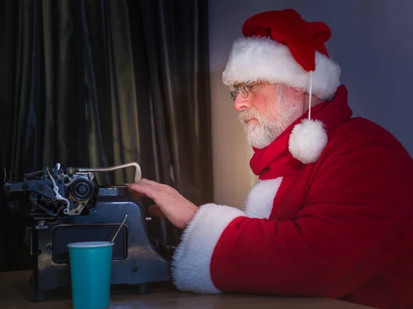  Bir daktilo ile ciddi Santa Claus