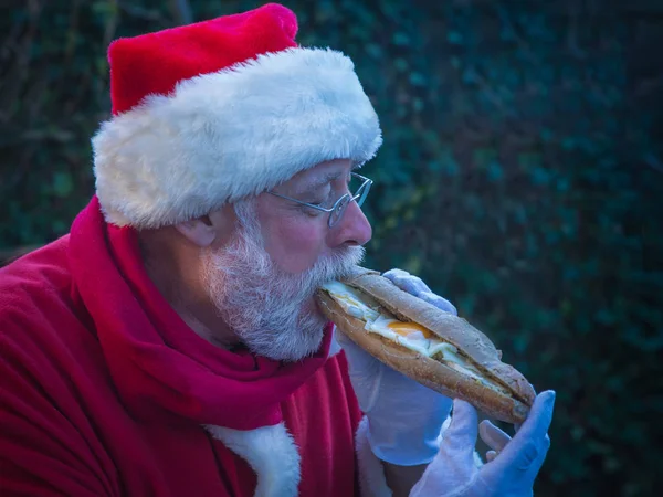 Noel Baba ile Fransız ekmeği ve yumurta büyük sandviç.