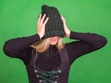 Kavram duygular. Kadın örgü şapka ile