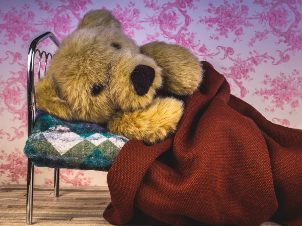 Sick teddy bear lying in bed alone. — Stock Photo, Image