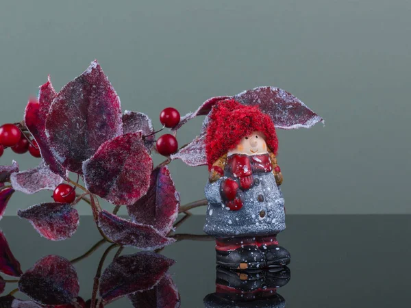 Decoração de Natal com boneca e ramo coberto de neve . — Fotografia de Stock