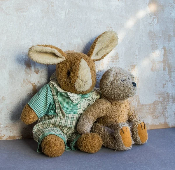 Пара плюшевых игрушек с медведем и кроликом. День святого Валентина любовь и картошка фри — стоковое фото